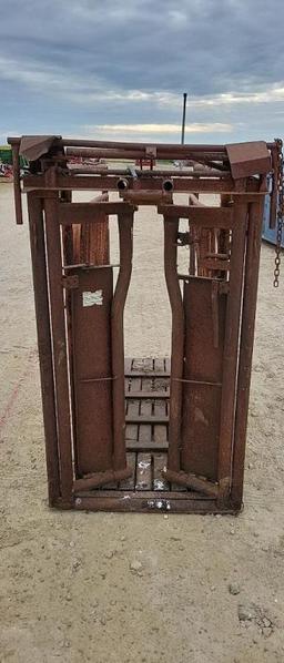 CATTLE CHUTE WITH AUTOMATIC HEAD GATE