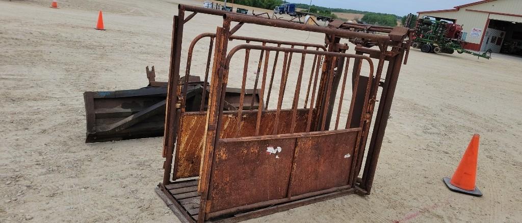 CATTLE CHUTE WITH AUTOMATIC HEAD GATE