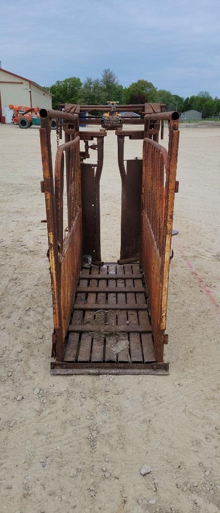 CATTLE CHUTE WITH AUTOMATIC HEAD GATE