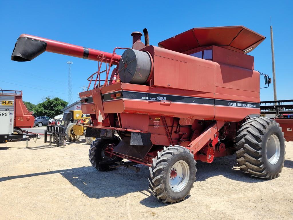 Case IH 1688 Combine