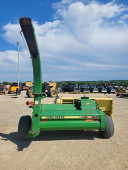 John Deere 3950 Pull Type Chopper