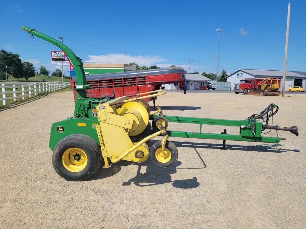 John Deere 3950 Pull Type Chopper