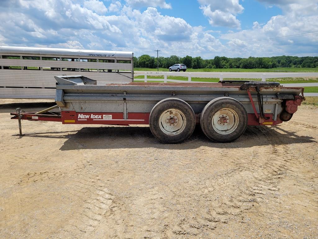 New Idea 3732 Manure Spreader