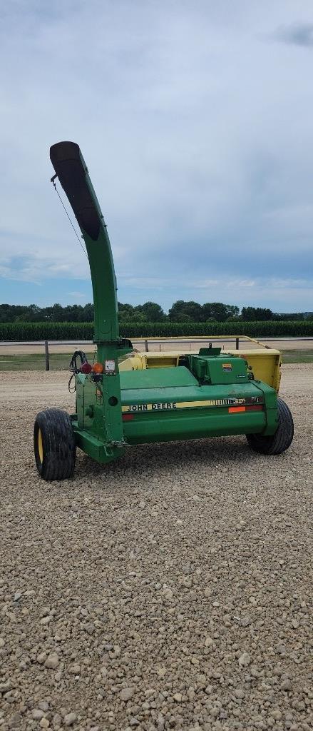 JON DEERE 3950 PULL TYPE CHOPPER