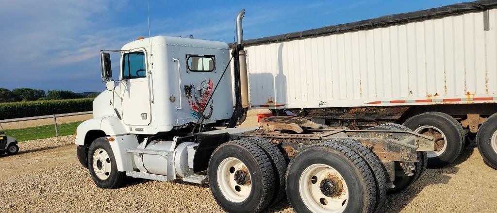 FREIGHTLINER SEMI TRACTOR