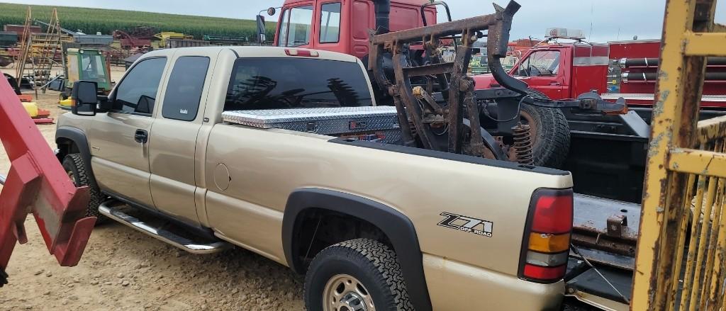 2004 GMC 2500 HD DIESEL TRUCK WITH SNOW PLOW