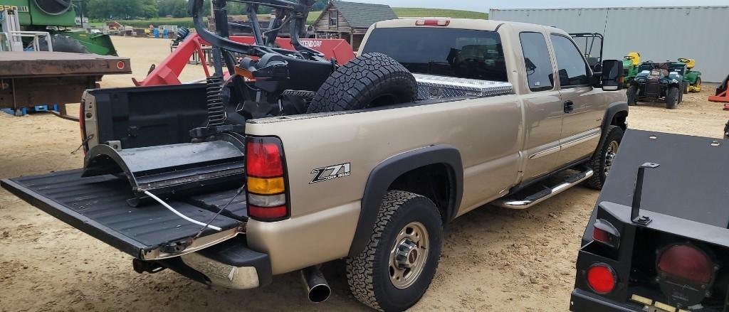 2004 GMC 2500 HD DIESEL TRUCK WITH SNOW PLOW