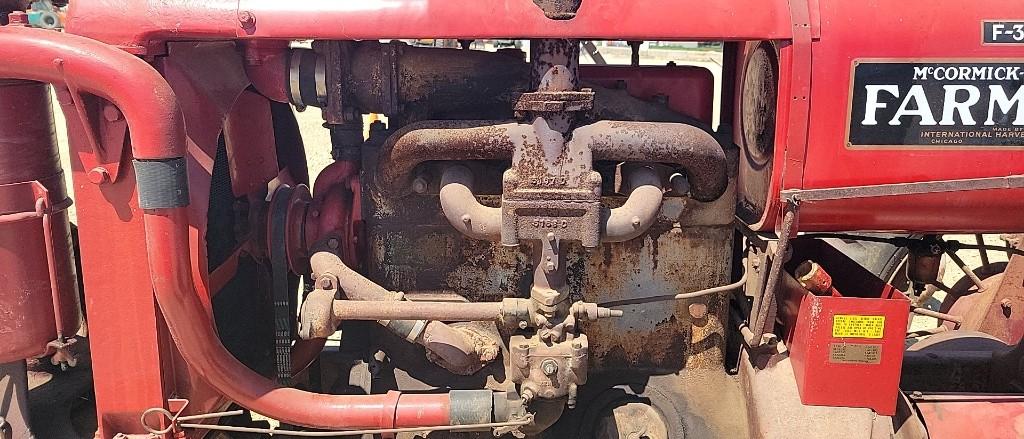 FARMALL F-30 TRACTOR WITH 36" REAR SPOKE WHEELS