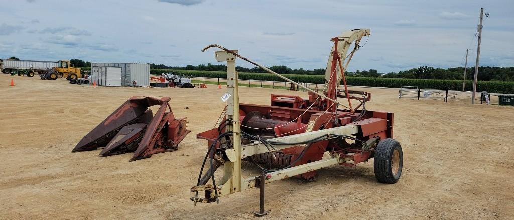 GEHL CB600 CHOPPER WITH GEHL HA900 HAY HEAD