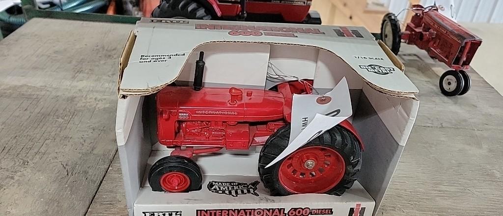 IH 600 DIESEL 1/16" SCALE TOY TRACTOR IN BOX