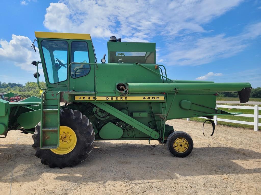 John Deere 4400 Combine