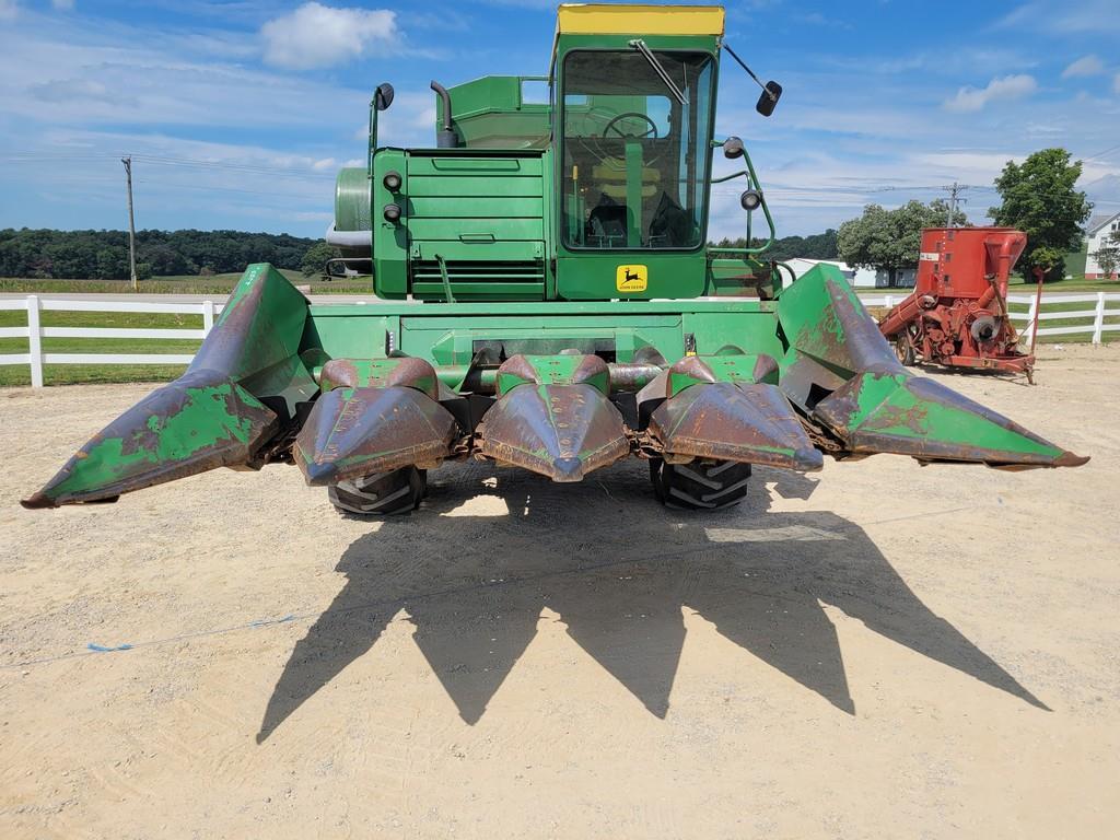 John Deere 444 Corn Head