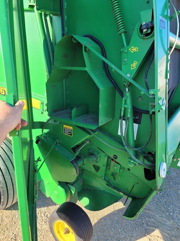 John Deere 566 Round Baler