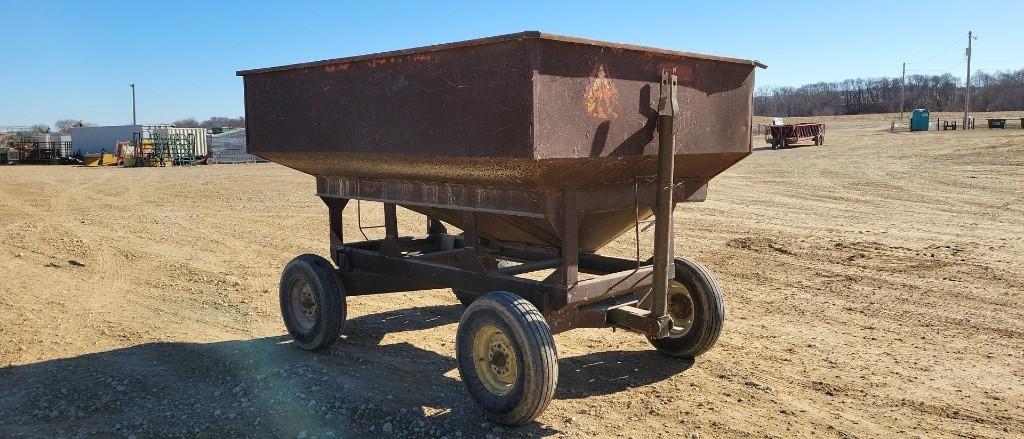 180 BU GRAVITY WAGON ON GEAR