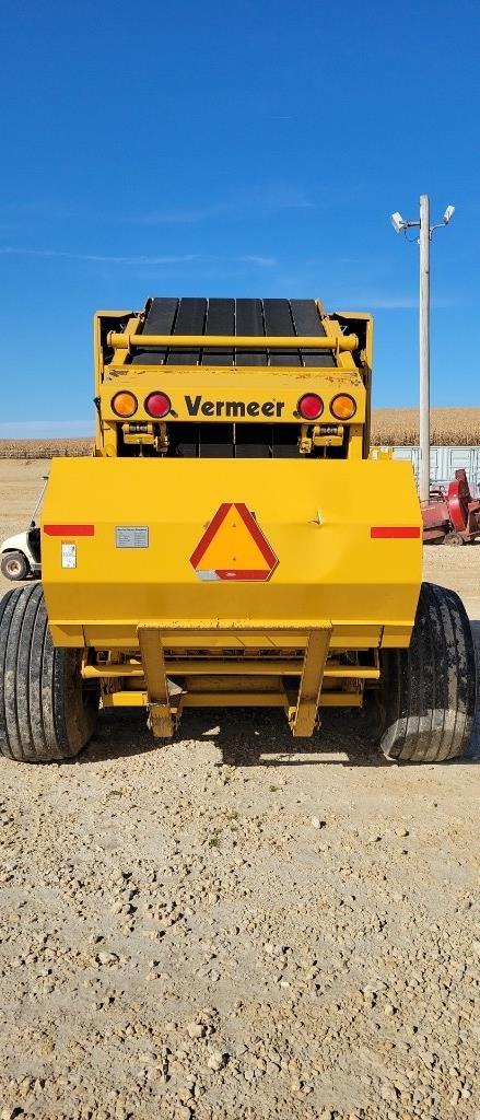 VERMEER 604M ROUND BALER- PTO ON UNIT