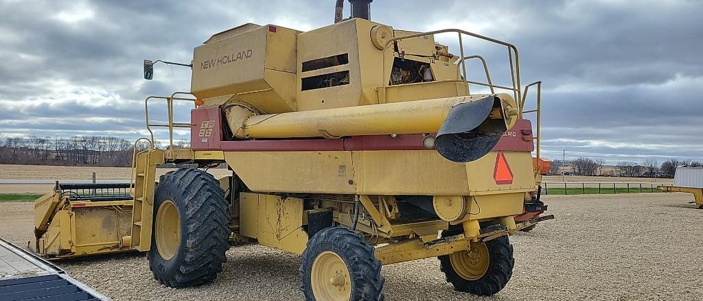 NEW HOLLAND TR86 COMBINE