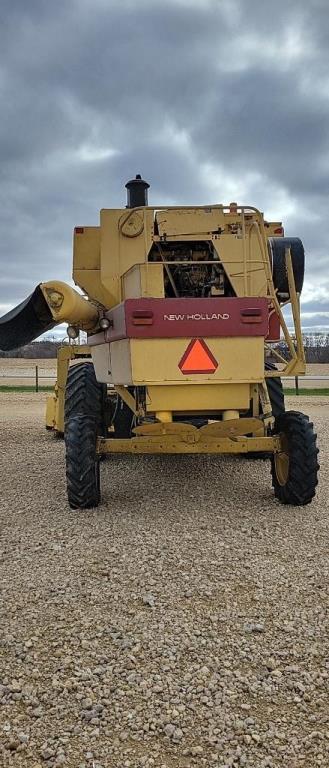 NEW HOLLAND TR86 COMBINE