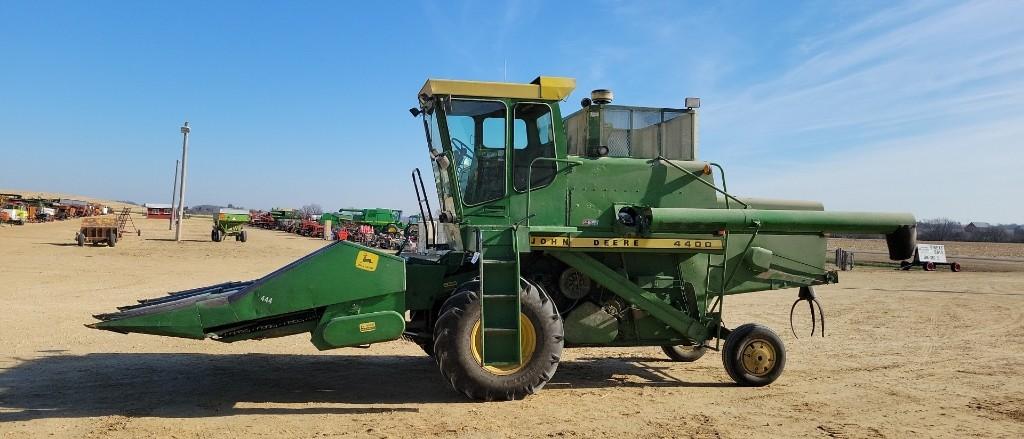 JOHN DEERE 4400 DIESEL COMBINE- RUNS GOOD