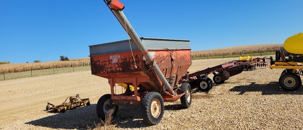 FICKLIN GRAVITY WAGON W/ HYD AUGER