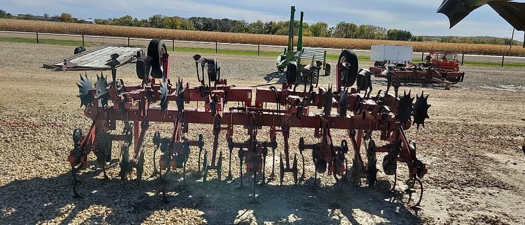 C-IH 183 8 ROW 3PT CULTIVATOR