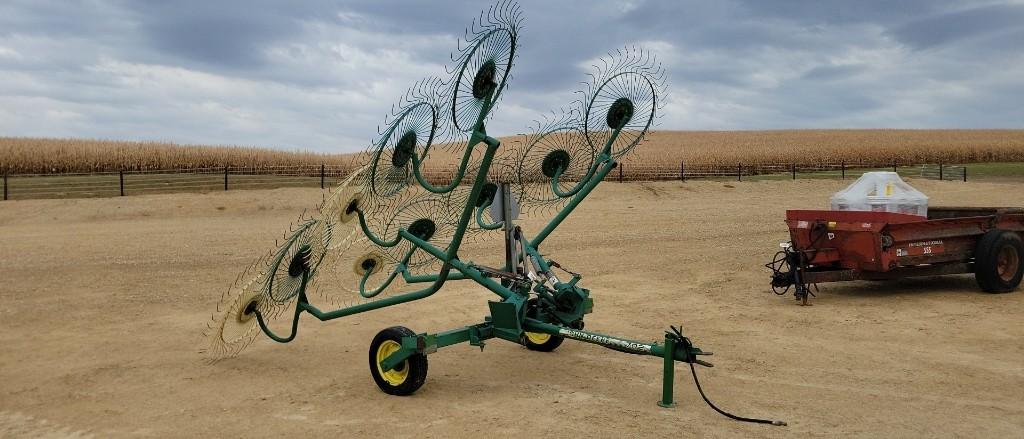 JOHN DEERE 702 10 WHEEL HAY RAKE, HYDRAULIC FOLD