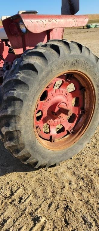 FARMALL 706 TRACTOR- DIESEL, FACTORY WIDE FRONT