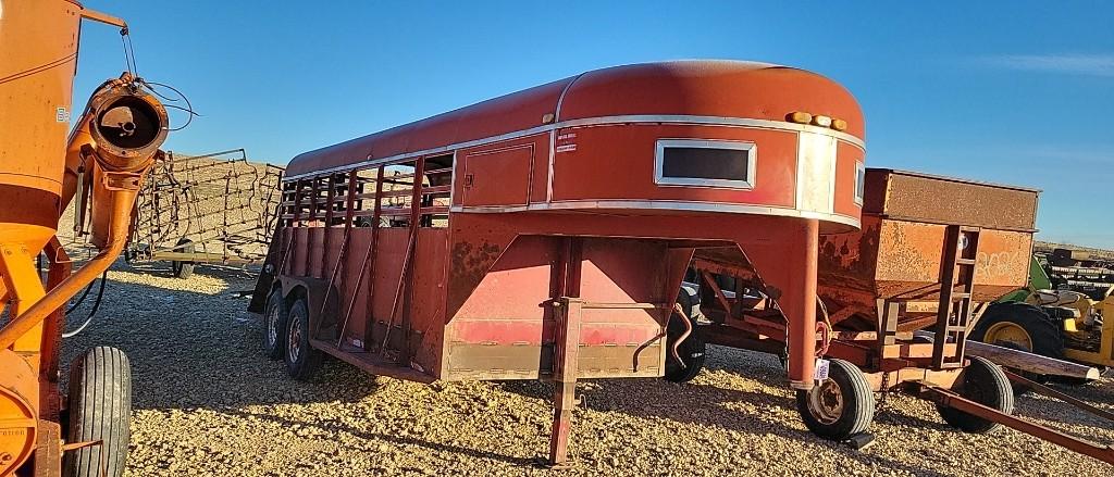 1987 CHAPARRAL RED LIVESTOCK TRAILER 16'