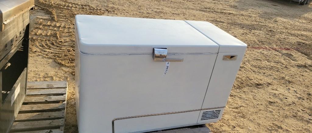 INTERNATIONAL HARVESTER CHEST FREEZER