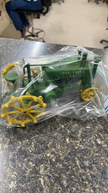 VINTAGE TOY JOHN DEER A WITH STEEL WHEELS