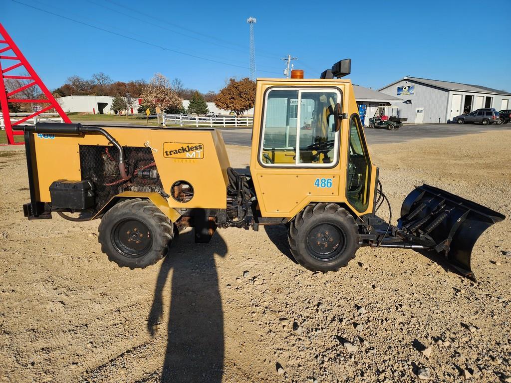 Trackless MT Articulating Snow Machine