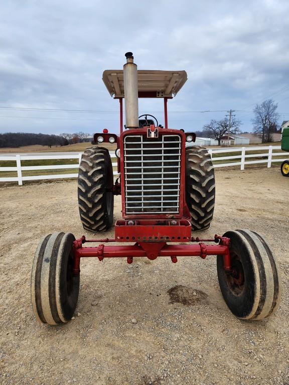 International 856 Tractor