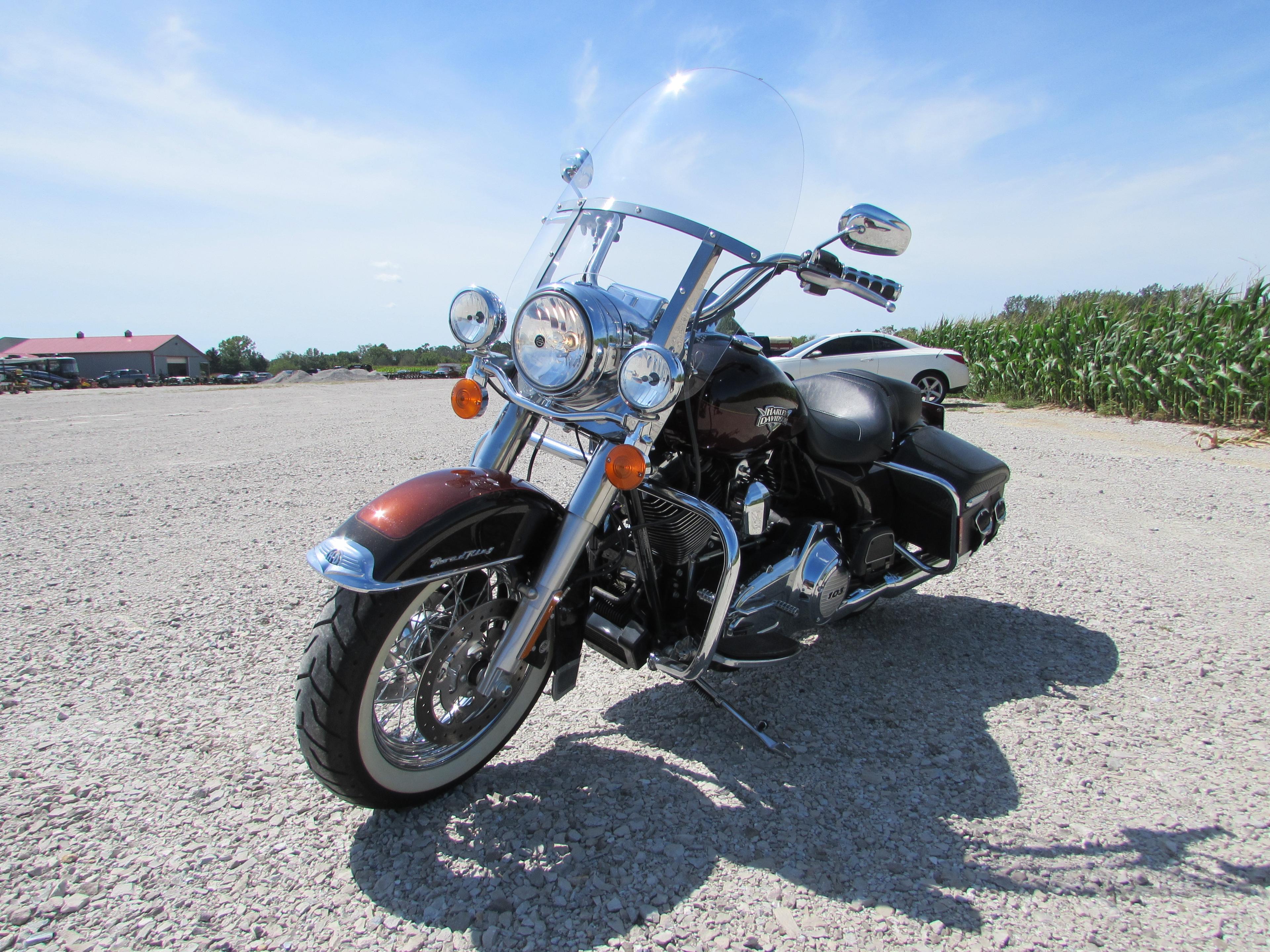 2011 Harley-Davidson FLHRC Road King Miles: 956