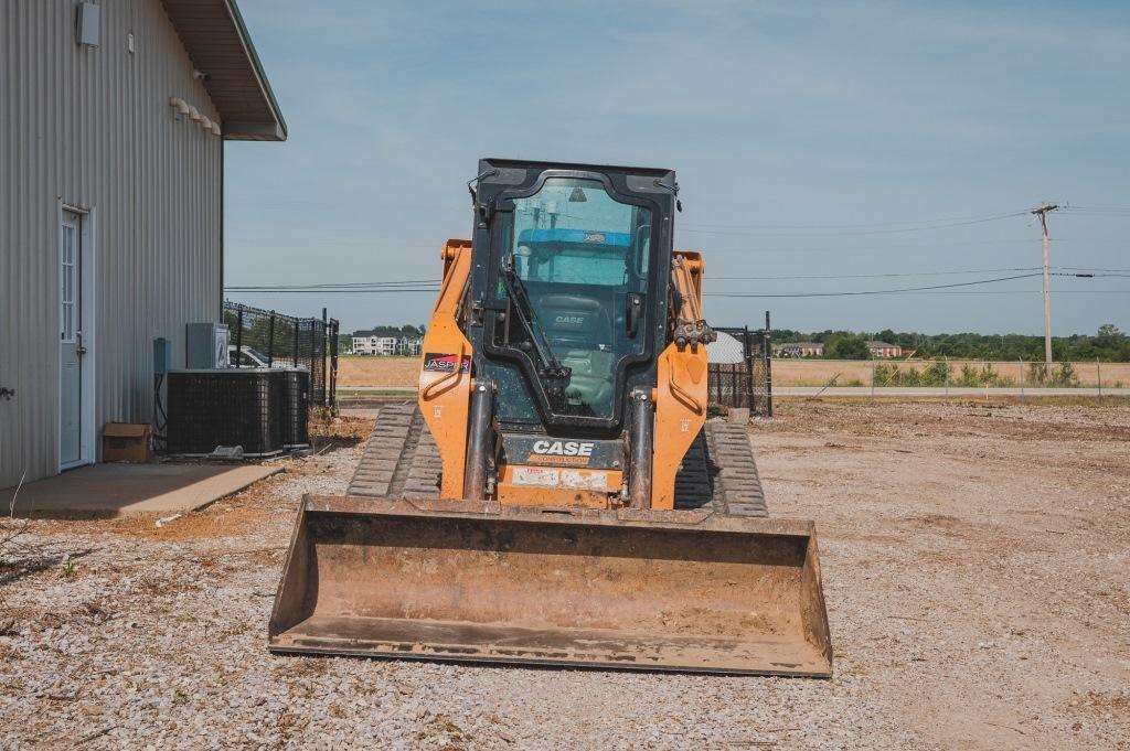 Case TR 320 Skidsteer Hours Show: 1,045