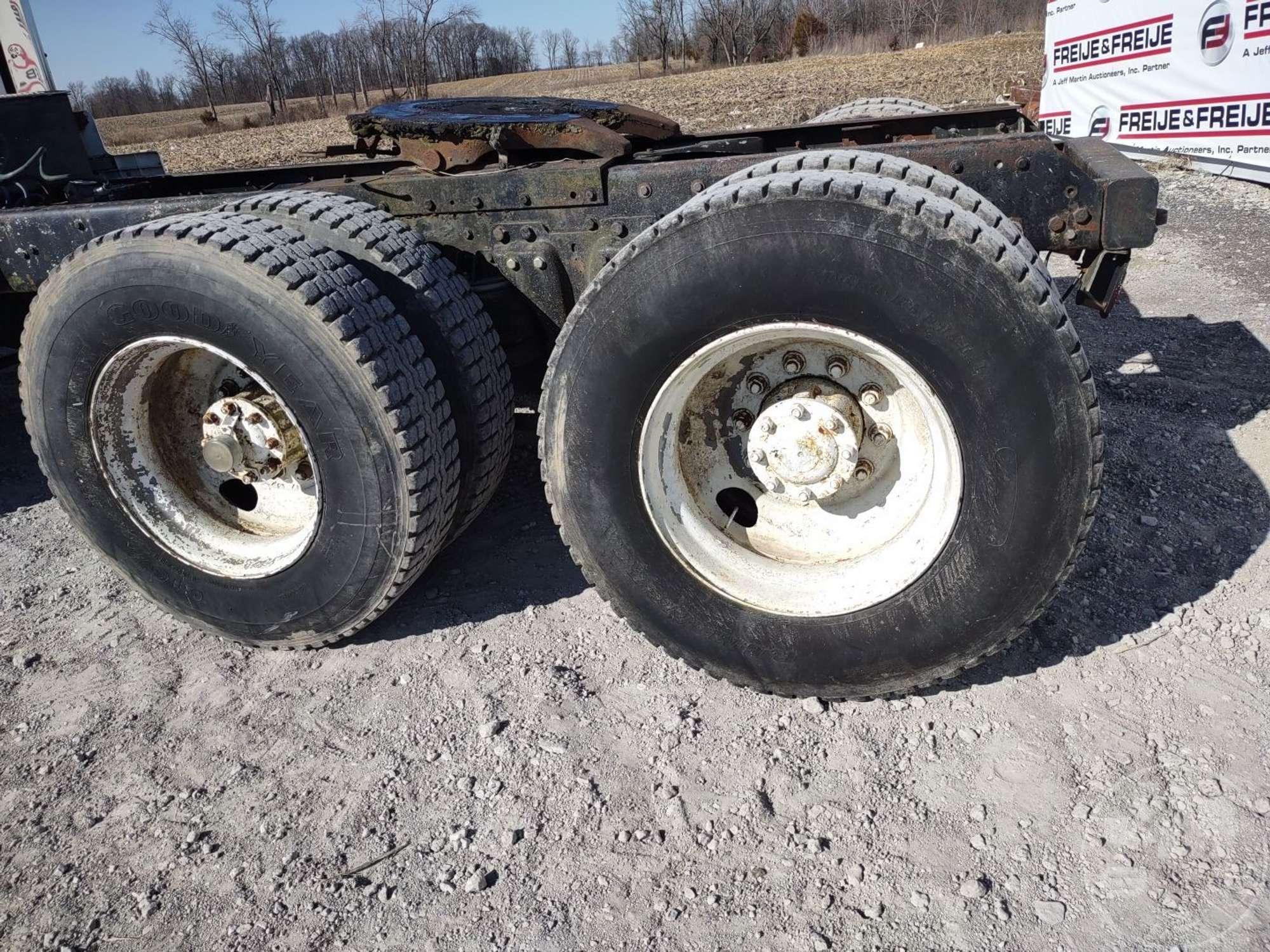 1990 KENWORTH T600A11 TANDEM AXLE DAY CAB TRUCK TRACTOR VIN: 1XKADR9X4LS540204