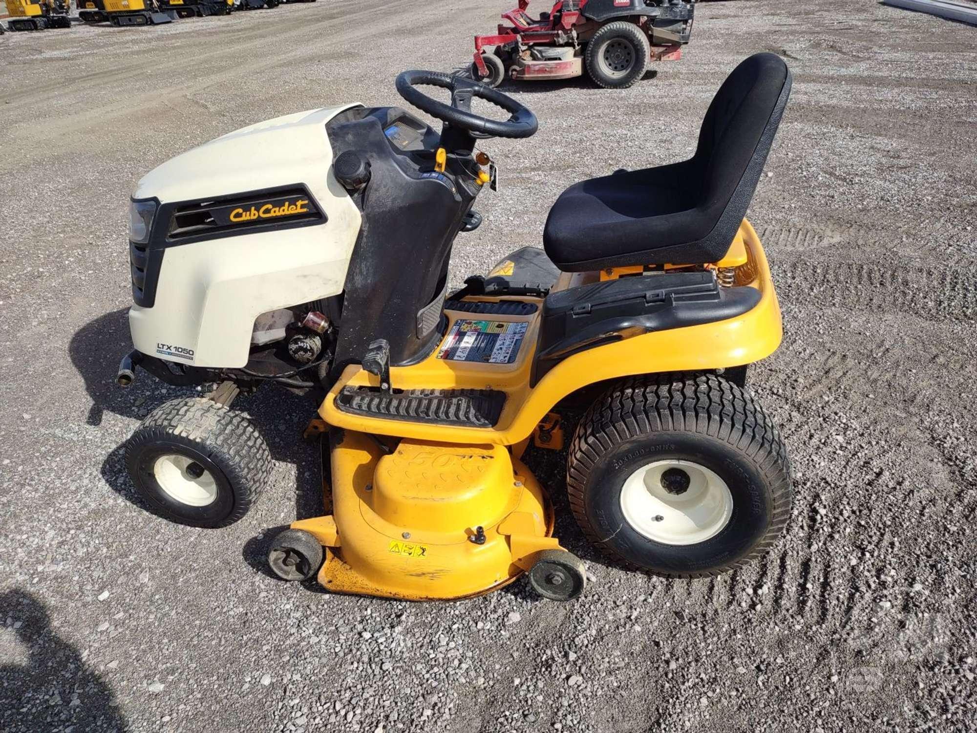 2014 CUB CADET LTX 1050 RIDING MOWER SN: 13 WQ93AP009