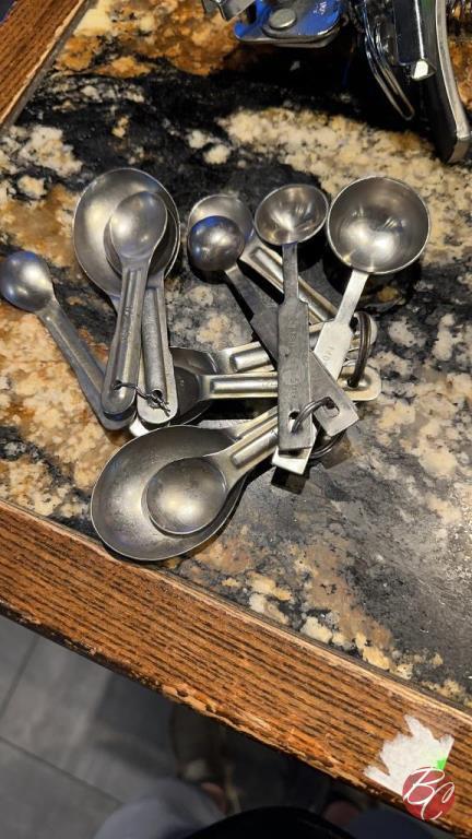 Stainless Steel Measuring Cups (One Money)