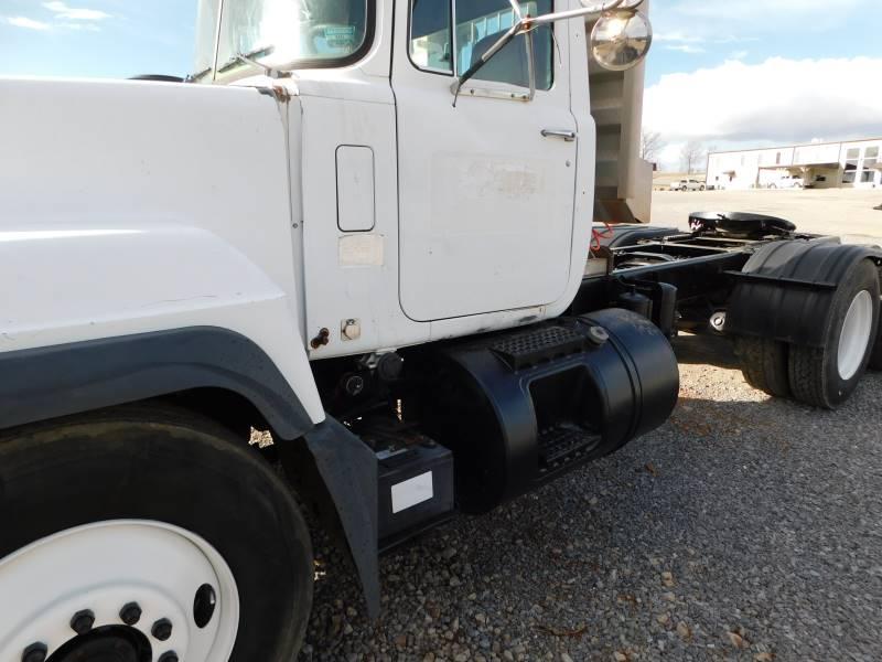 2001 MACK RD688S T/A TRUCK TRACTOR