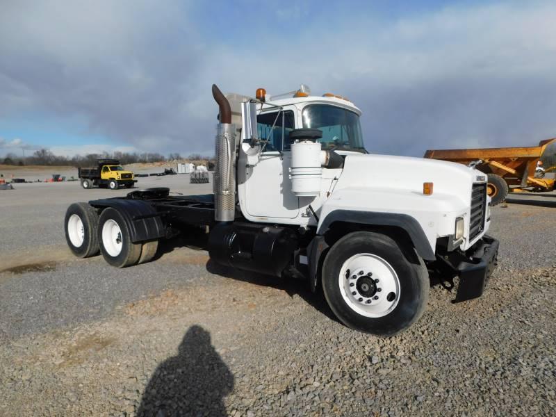 2001 MACK RD688S T/A TRUCK TRACTOR