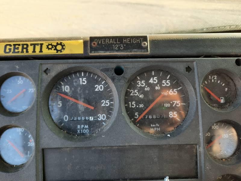 2001 FREIGHTLINER FL80 T/A BKT TRUCK