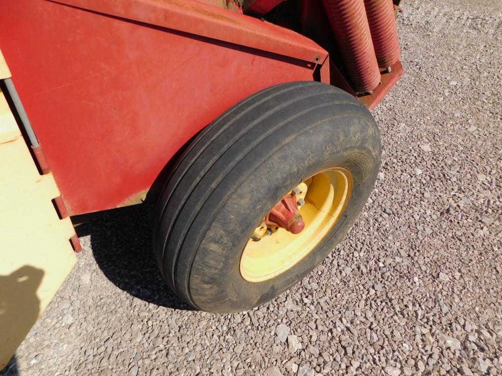 NEW HOLLAND 845 ROUND BALER