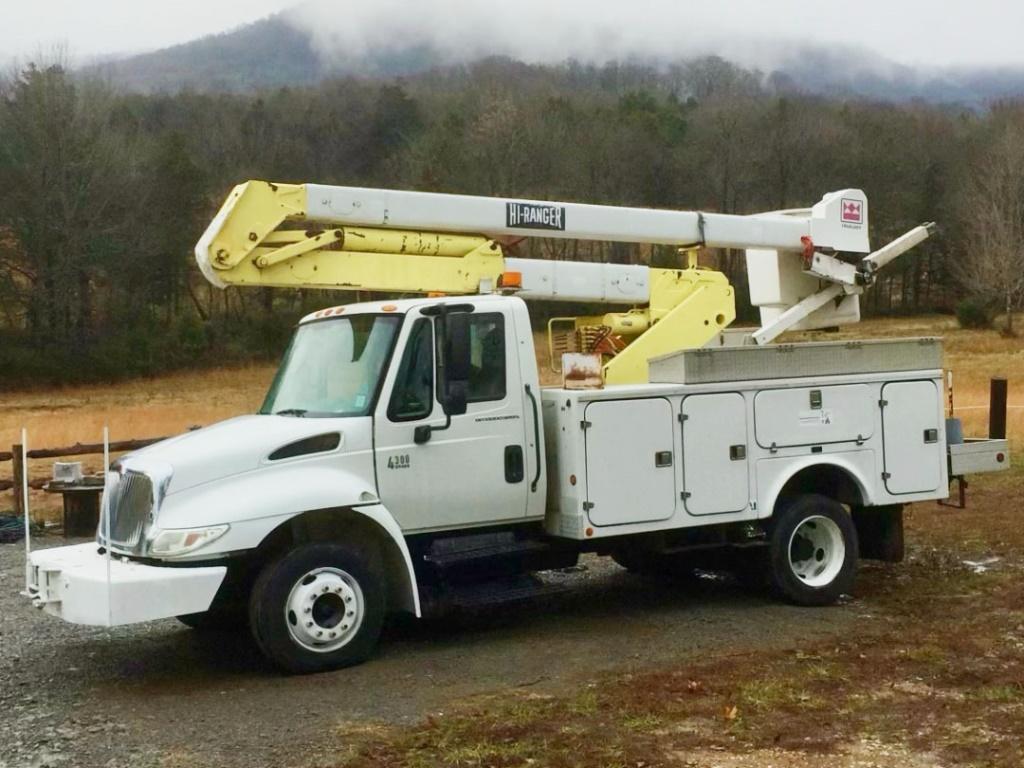 2005 INTERNATIONAL 4300 SINGLE AXLE BUCKET TRUCK