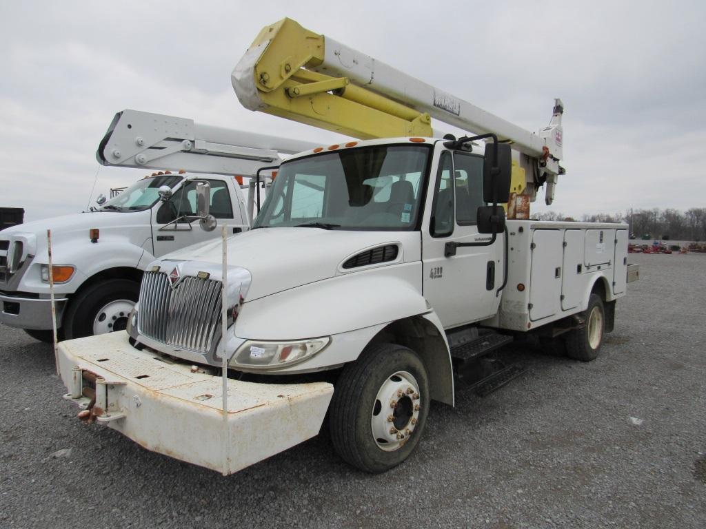 2005 INTERNATIONAL 4300 SINGLE AXLE BUCKET TRUCK