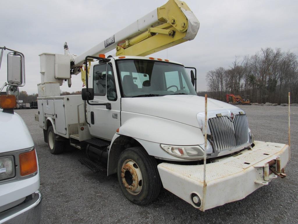 2005 INTERNATIONAL 4300 SINGLE AXLE BUCKET TRUCK