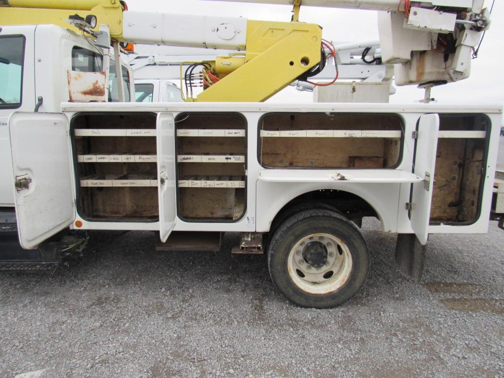 2005 INTERNATIONAL 4300 SINGLE AXLE BUCKET TRUCK