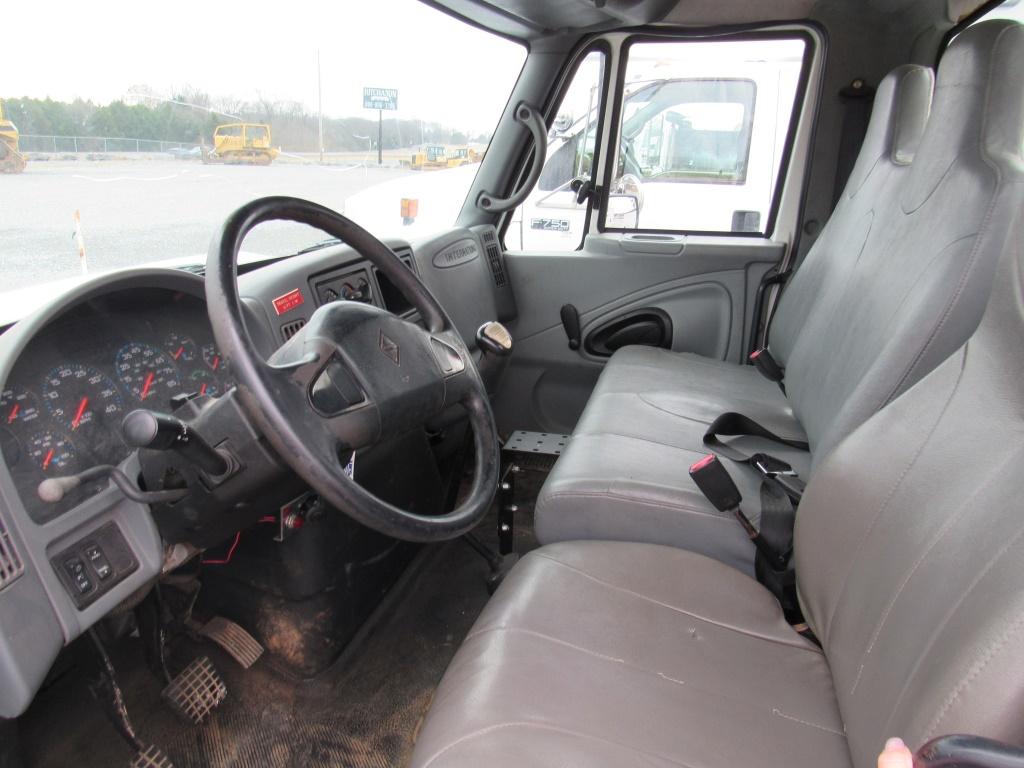 2005 INTERNATIONAL 4300 SINGLE AXLE BUCKET TRUCK