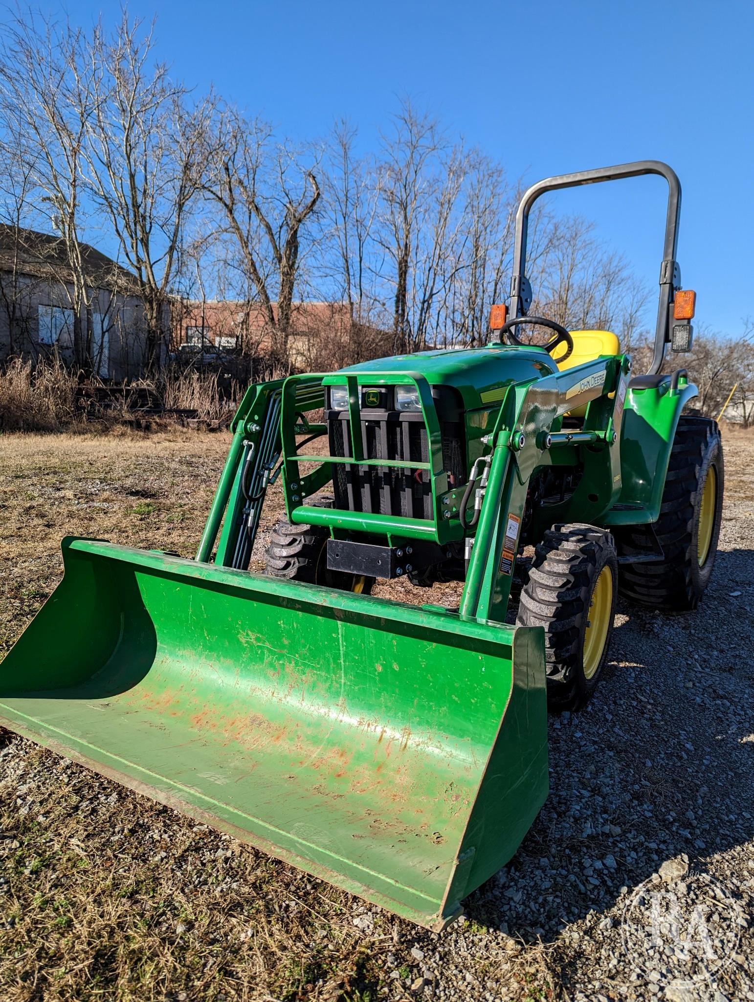 2017 JOHN DEERE 3032E