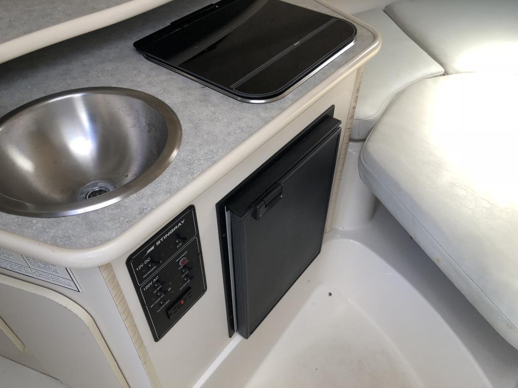 04 STINGRAY 240CS CUDDY CABIN BOAT