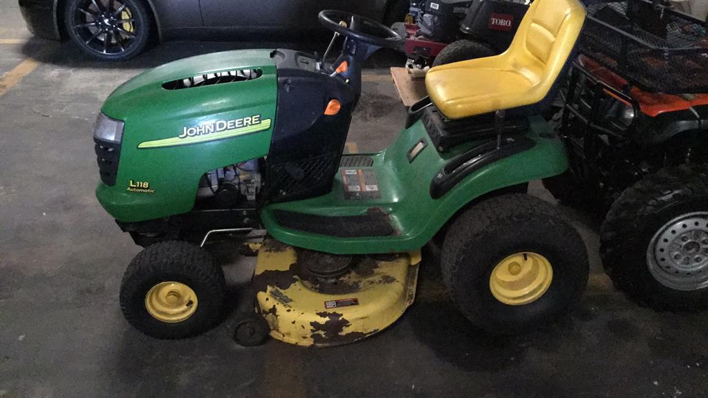 JOHN DEER RIDING LAWNMOWER