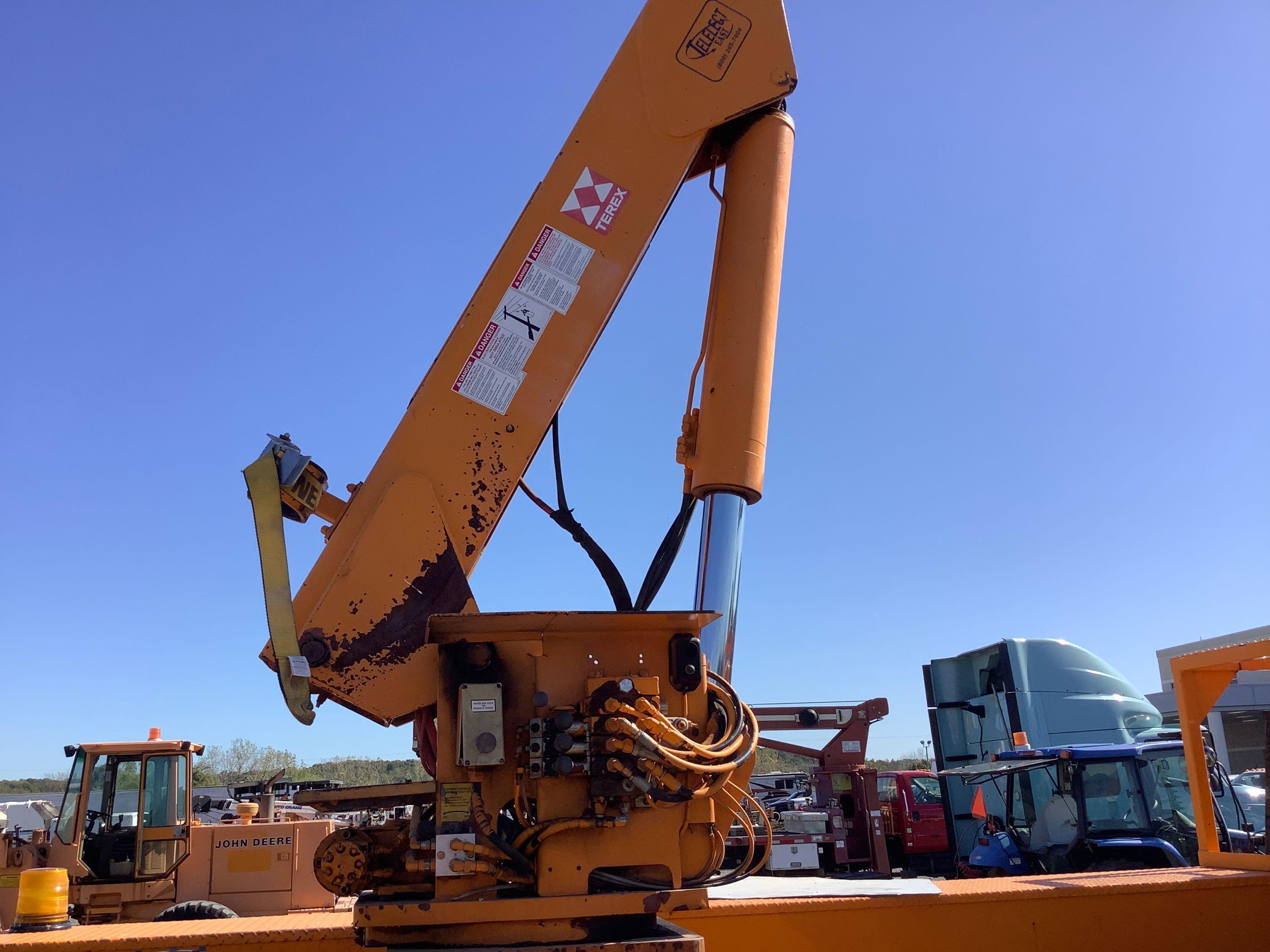 2002 NAVISTAR INTERNATIONAL 4700 4x2 BUCKET TRUCK (CITY OF RICHMOND UNIT #022747)