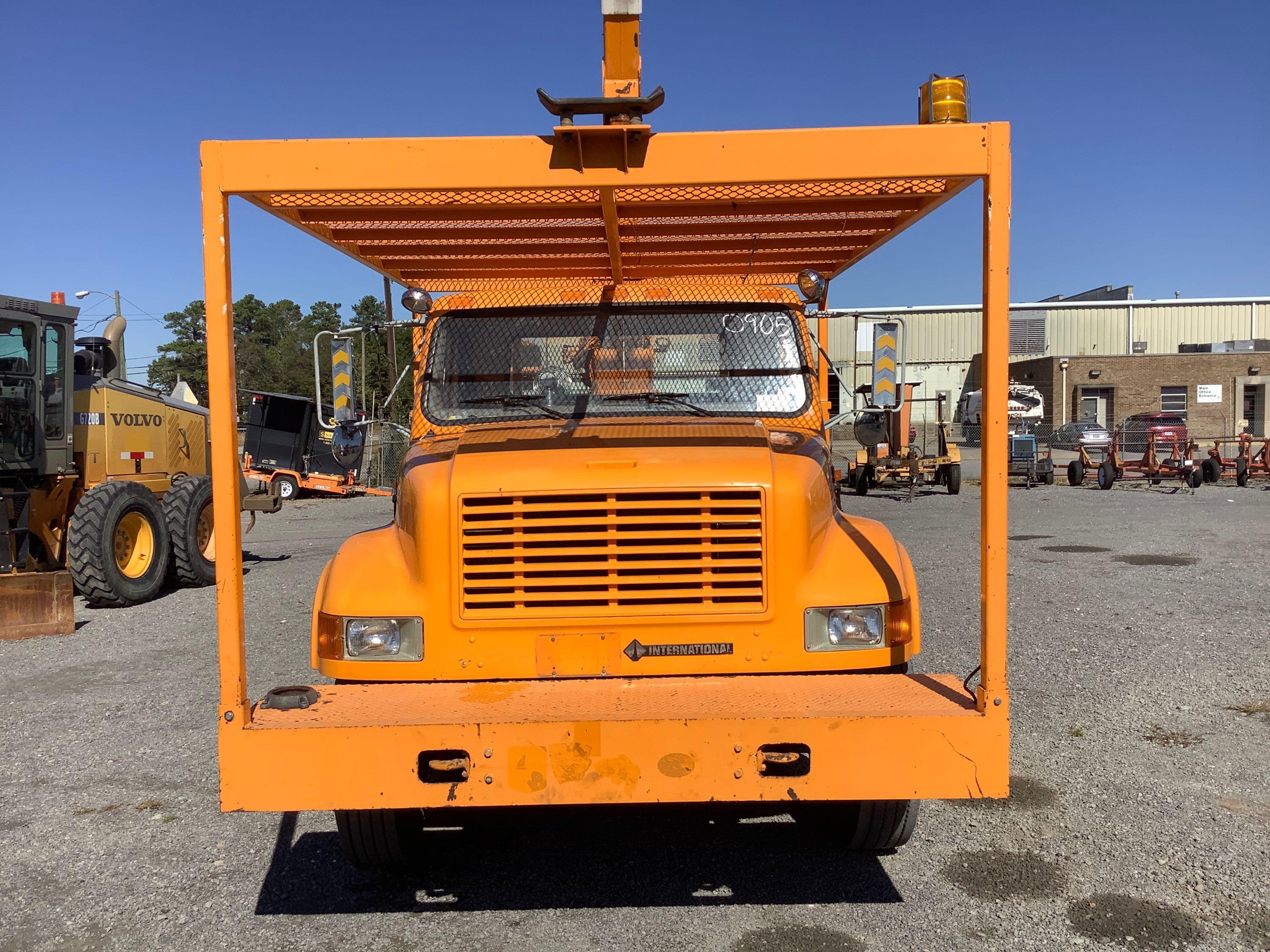 2002 NAVISTAR INTERNATIONAL 4700 4x2 BUCKET TRUCK (CITY OF RICHMOND UNIT #022747)